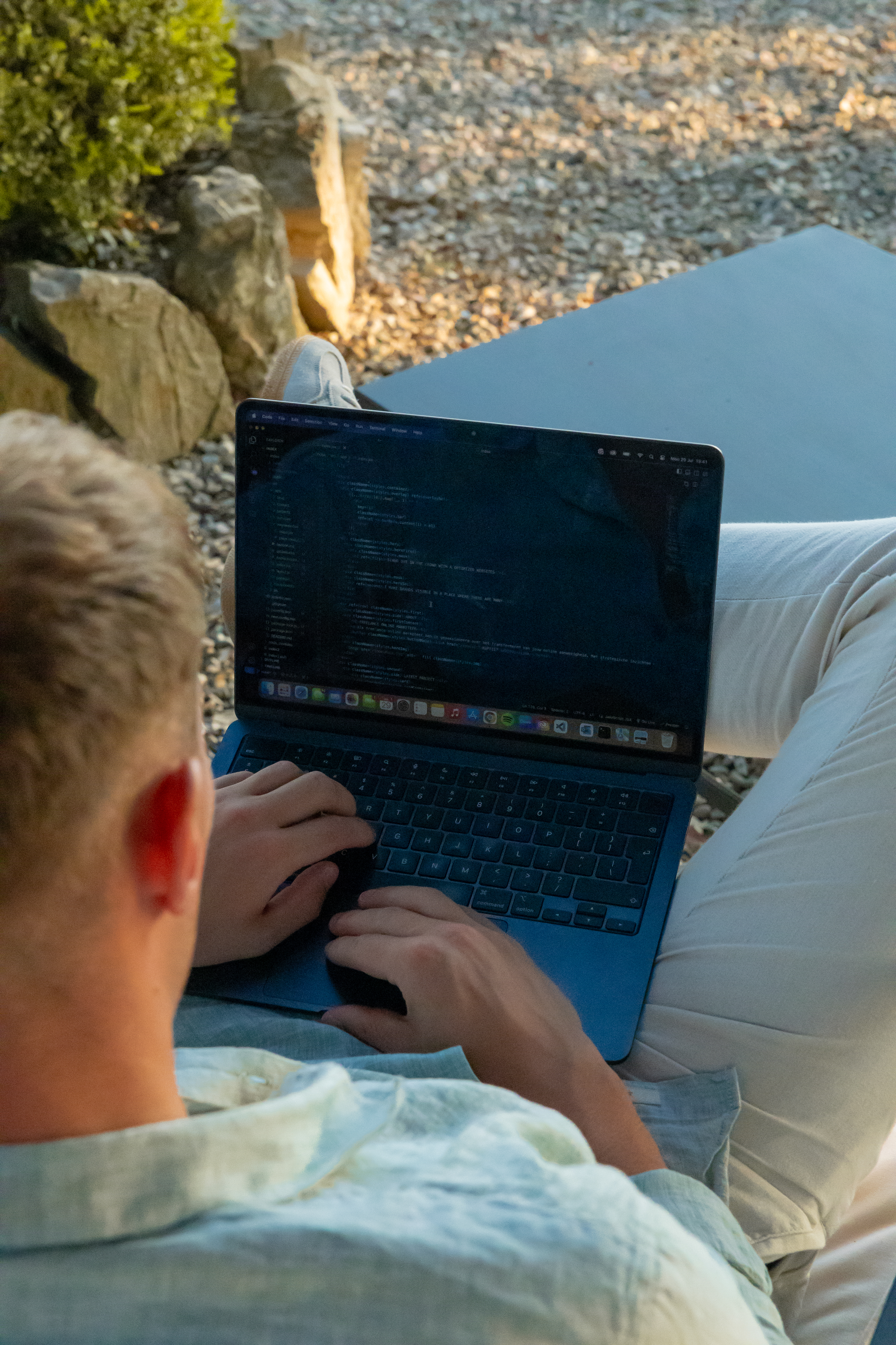 Thomas aan het werken op zijn laptop